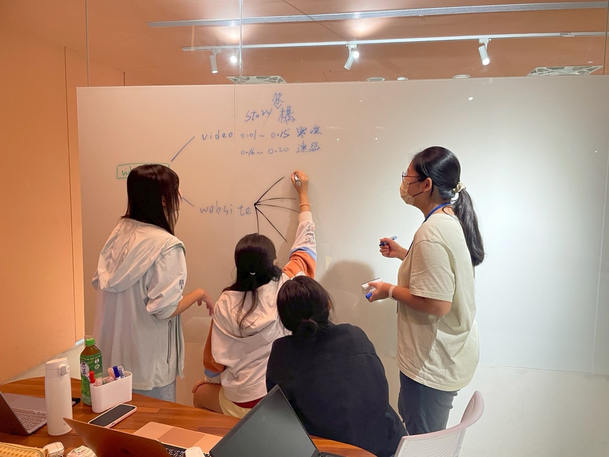 去年競賽:學員圍白板腦力激盪