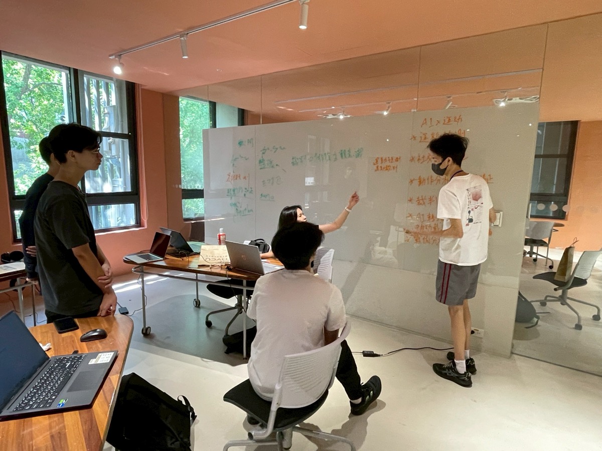 去年競賽:團隊在白板前發想 AI 應用