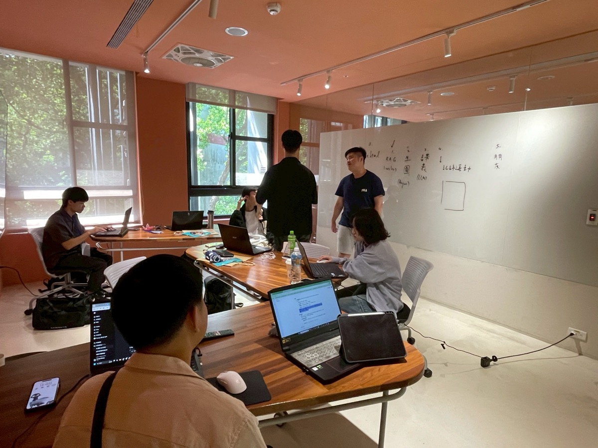 2025 黑客松 1001Station 競賽現場，學員分組進行討論與實作